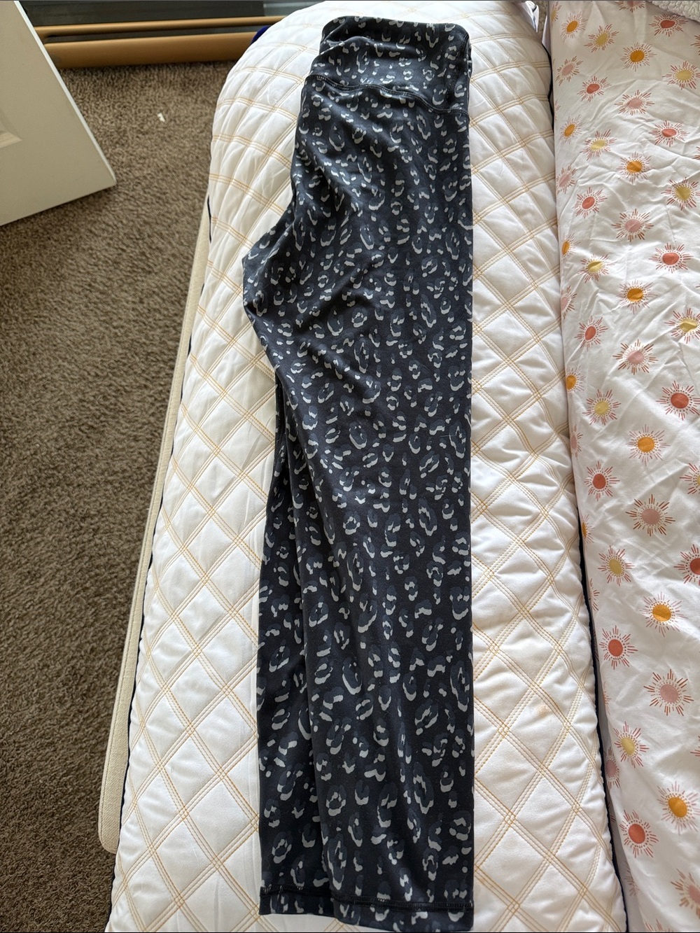 Old Navy Active Elevate Go-Dry Leopard Print Capri Leggings